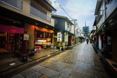 Kiyomizu-dera Tapınağı, Japonya - 25 Kasım 2013: Japonya 'nın Kyoto kentindeki Kiyomizu Dera tapınağındaki tapınak kapısı