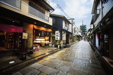 Kiyomizu-dera Tapınağı, Japonya - 25 Kasım 2013: Japonya 'nın Kyoto kentindeki Kiyomizu Dera tapınağındaki tapınak kapısı