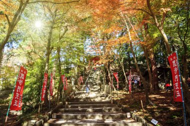 Bishamon-Do Tapınağı, Japonya - 23 Kasım, 2013: Bishamon-Do tapınağın Kyoto, Japonya için merdiven üzerinde Toruist. Bishamon-Do Kyoto ünlü yerlerinden biridir