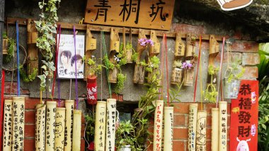 Jingtong istasyonu, Tayvan - 14 Şubat, 2019: Jingtong istasyonu çeken gökyüzü Fener Fener Festivali çevresinde turistlere