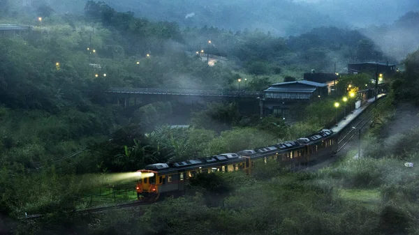 Treno Meteorologico Nebbia Viaggia Una Bellissima Valle Circondata Verdi Colline — Foto Stock