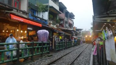 Yeni Taipei City, Tayvan - 14 Şubat, 2019: Pingxi, Jingtong, Xinbei City, çeken gökyüzü Fener Fener Festivali çevresinde turistlere