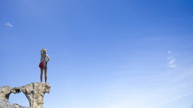 Sahildeki mesafeye bakan genç bir kızın arka plan portresi.