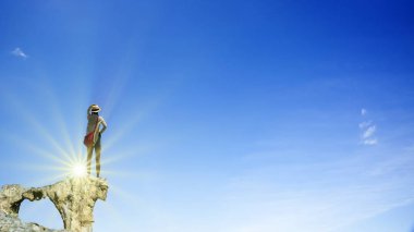 Sahildeki mesafeye bakan genç bir kızın arka plan portresi.