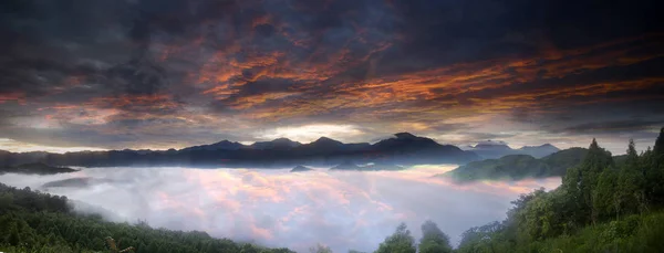 Рассвет Горы Цзиньлун Тайчун Тайвань — стоковое фото
