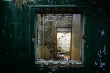 Yeni Taipei City, Tayvan kuzeyinde eski kırık evde