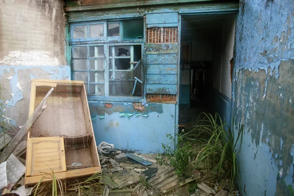 Antigua casa rota en el norte de la nueva ciudad de Taipei, Taiwán — Foto de Stock