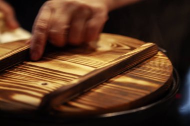 Japon tarzı restoranında geleneksel ahşap pirinç kapakla bulanık görüntü.