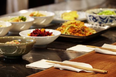 Beyaz bir arka plan üzerinde organik lezzetli Çin yemeği