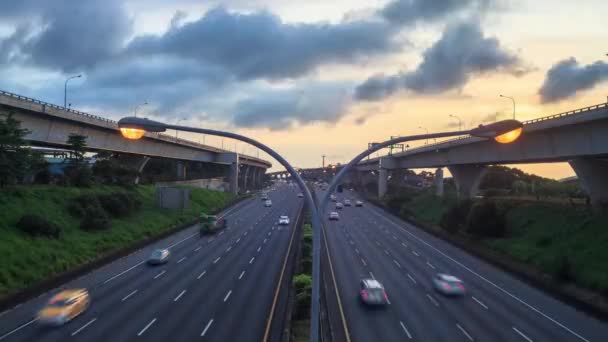 Zeitraffer Der Nachtaufnahmen Autobahn Und Autolichtwege Bei Sonnenuntergang — Stockvideo