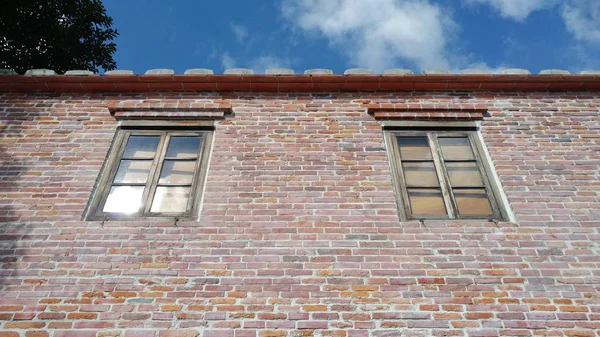 Традиційне старовинне готичне вікно. Старе старовинне вікно на s — стокове фото
