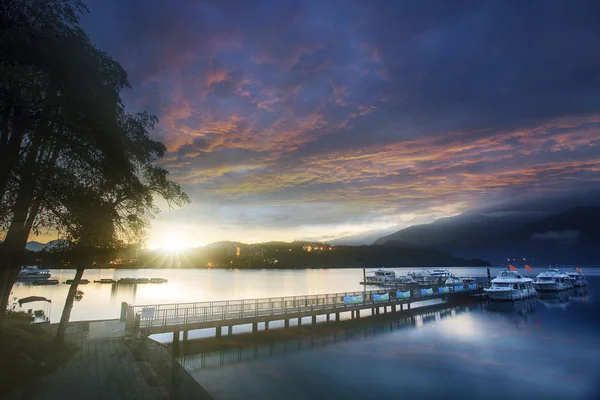 Sol luna lago en Taiwán amanecer con reflejo agua lago — Foto de Stock
