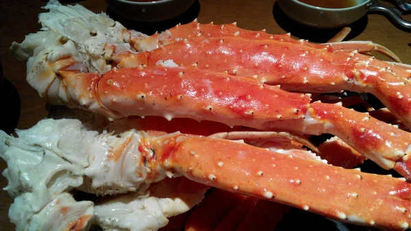 King crab legs resting pleasantly on plate — Stock Photo, Image