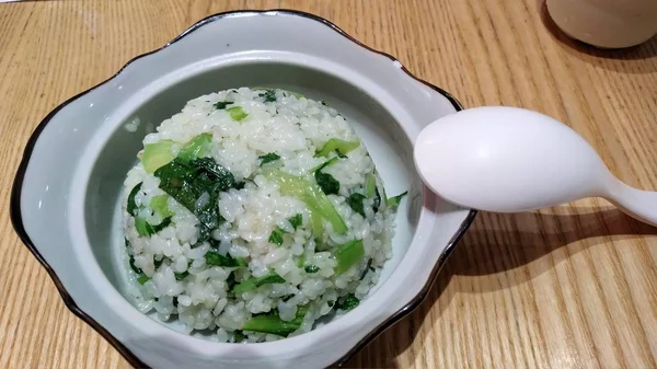 Verduras alimentares saudáveis e arroz fogo tradicional — Fotografia de Stock