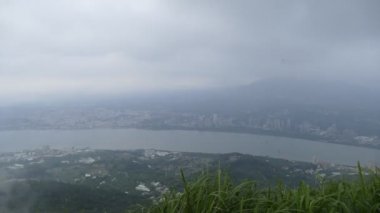 Guanyin Peak sert çocuklar güzel dağ ve nehir manzaralı zaman atlamalı, Tayvan