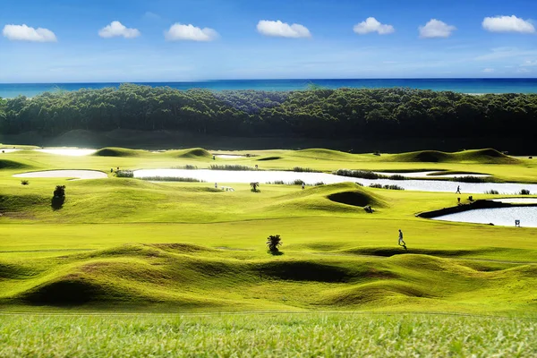 Красиве місце для гольфу на зеленому в красивому полі для гольфу з заходами — стокове фото