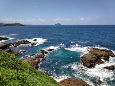 derin mavi su ve açık mavi gökyüzü ve güzel ile güzel plaj