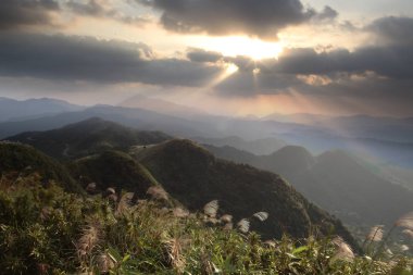Güzel manzaralı dağ manzarasında gün batımı