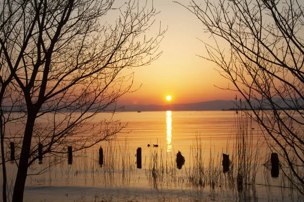 Pôr do sol no lago na bela temporada — Fotografia de Stock