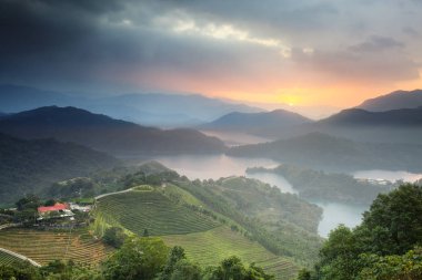 Güzel sunligh ile dağ manzara günbatımı