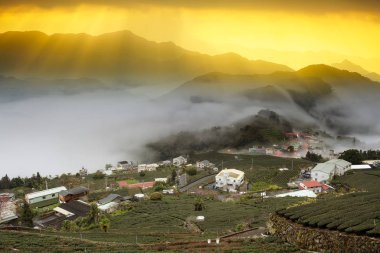 Güzel sunligh ile dağ manzara günbatımı