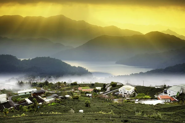 Tramonto nel paesaggio montano con bel sole — Foto Stock