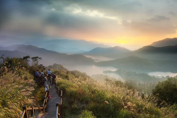 Güzel sunligh ile dağ manzara günbatımı — Stok fotoğraf