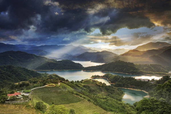 Puesta de sol en el paisaje de montaña con buen sunligh — Foto de Stock