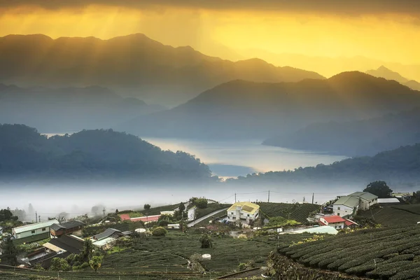 Zonsondergang in berglandschap met mooie sunligh — Stockfoto