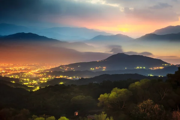 Solnedgång i bergslandskap med fina sunligh — Stockfoto