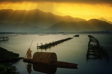 göl günbatımı tekne, balık adam birlikte balık yakalamak