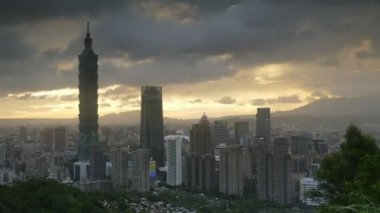 Taipei Tayvan gece mavi gökyüzü altında gökdelen ve binalar ile renkli cityscape zaman atlamalı