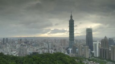 Taipei Tayvan gece mavi gökyüzü altında gökdelen ve binalar ile renkli cityscape zaman atlamalı