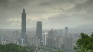 Taipei Tayvan gece mavi gökyüzü altında gökdelen ve binalar ile renkli cityscape zaman atlamalı