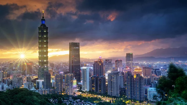 Color cityscape with skyscraper and buildings under blue sky in — Stock Photo, Image