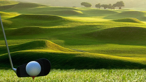 Collection de matériel de golf reposant avec beau terrain de golf — Photo