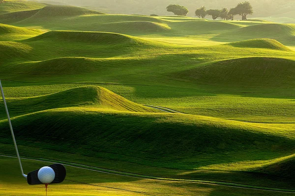 Raccolta di attrezzature da golf a riposo con bel posto di golf — Foto Stock