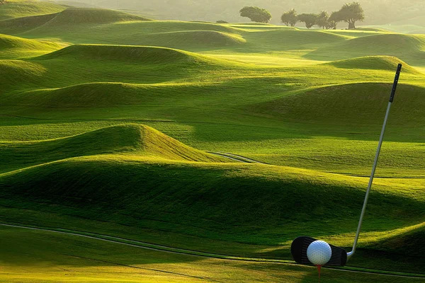 Sbírka golfových zařízení s hezkém golfovým hřištěm — Stock fotografie