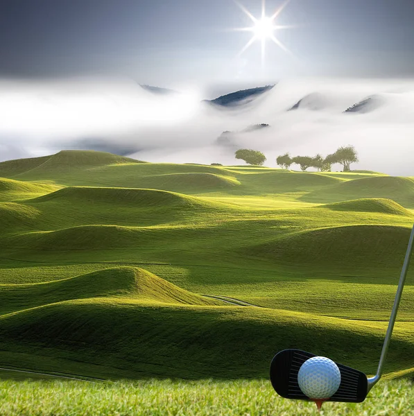 Sammlung von Golfausrüstung mit schönem Golfplatz — Stockfoto
