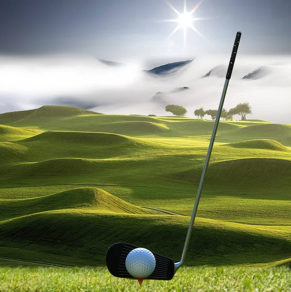 Sammlung von Golfausrüstung mit schönem Golfplatz — Stockfoto