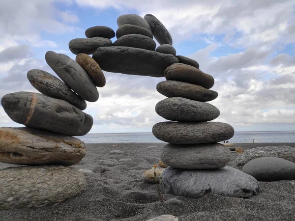 Die Schöne Landschaft Des Ozeans Mit Ausgedehnten Stein Bedeckten Strand — Stockfoto