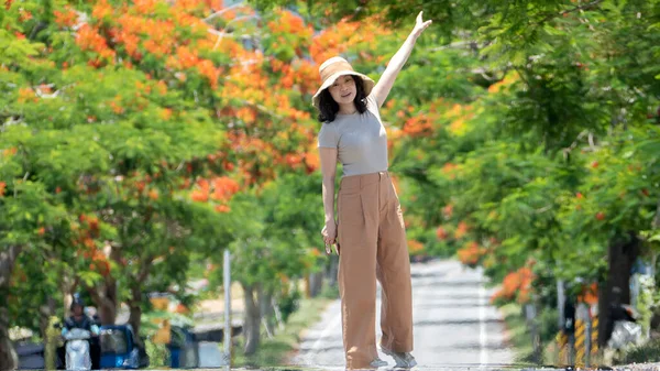 台湾台东 2020年7月18日 公路两旁的Poinciana花盛开 在台东乡村创造出田园诗般的美感 — 图库照片