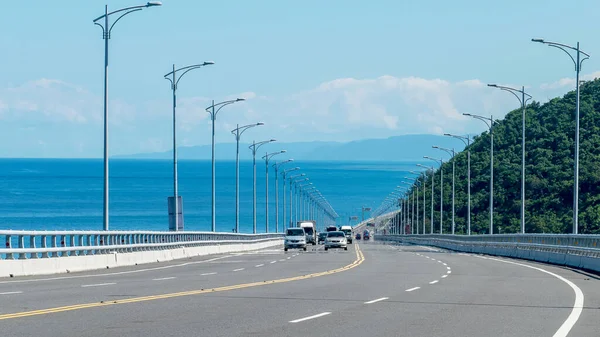 Taitung, Tayvan - 17 Haziran 2020: Taitung Jinlun Köprüsü, Tayvan 'ın doğu kıyısında güzel bir köprü.