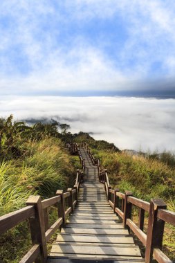 Güzel gökyüzü manzaralı güzel bir arazi tasviri