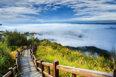 Güzel gökyüzü manzaralı güzel bir arazi tasviri