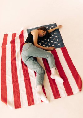Amerikan Bayrağında Güzel Asyalı Kadın