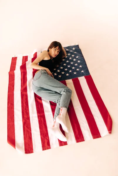 Mooie Aziatische vrouw op de Amerikaanse vlag — Stockfoto