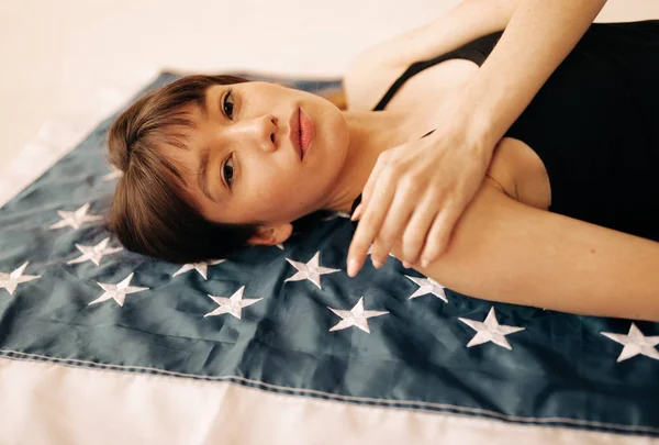Mooie Aziatische vrouw op de Amerikaanse vlag — Stockfoto