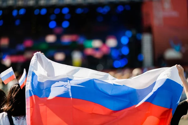 Russische voetbal fans met vlaggen — Stockfoto