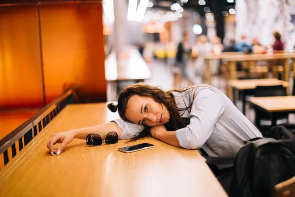 Müde junge Frau — Stockfoto
